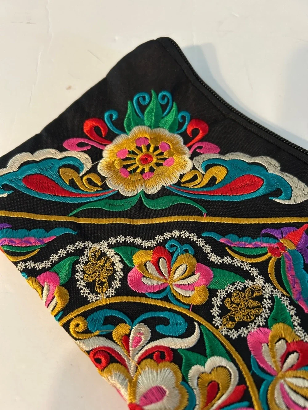 🟢 3/$30 Embroidered Wristlet NEW colorful flowers on a black base - Picture 4 of 9